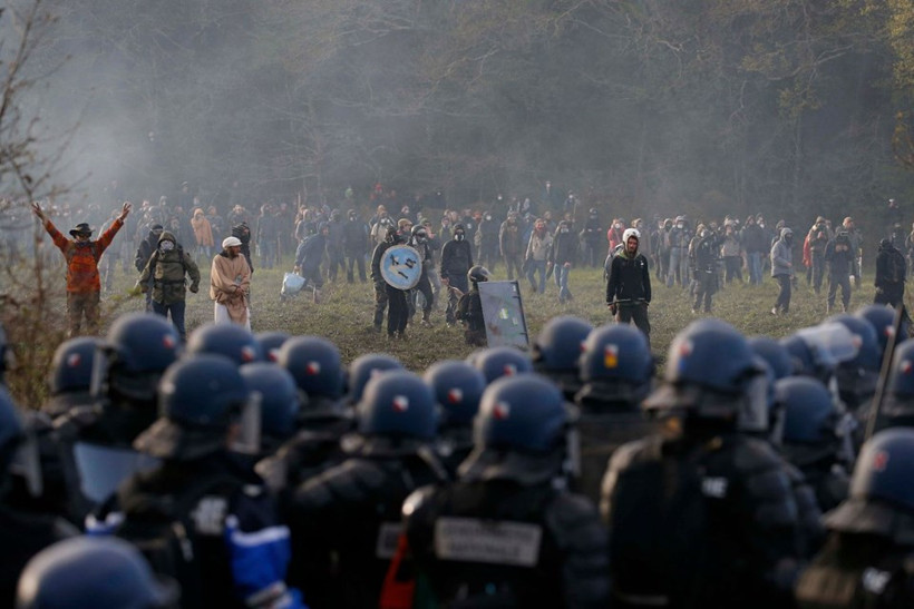 Fransa’da göstericilerle polis arasında çatışma - Resim: 1