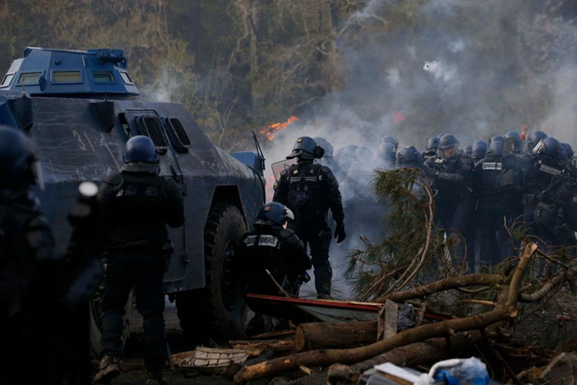 Fransa’da göstericilerle polis arasında çatışma - Resim: 3