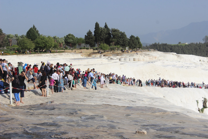 Pamukkale'ye ücretsiz giriş izdihamı: Yasak dinlemediler! - Resim: 3