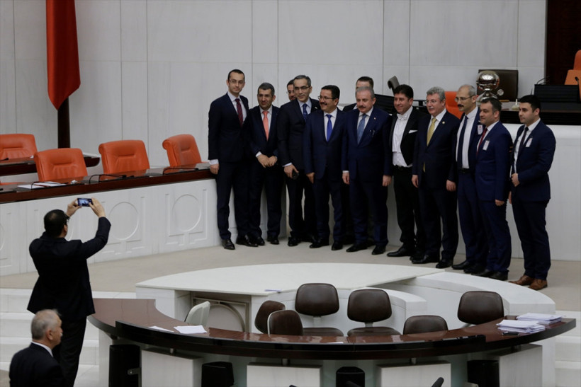 TBMM'de renkli anlar! CHP'li vekil çekti AK Partililer poz verdi - Resim: 2