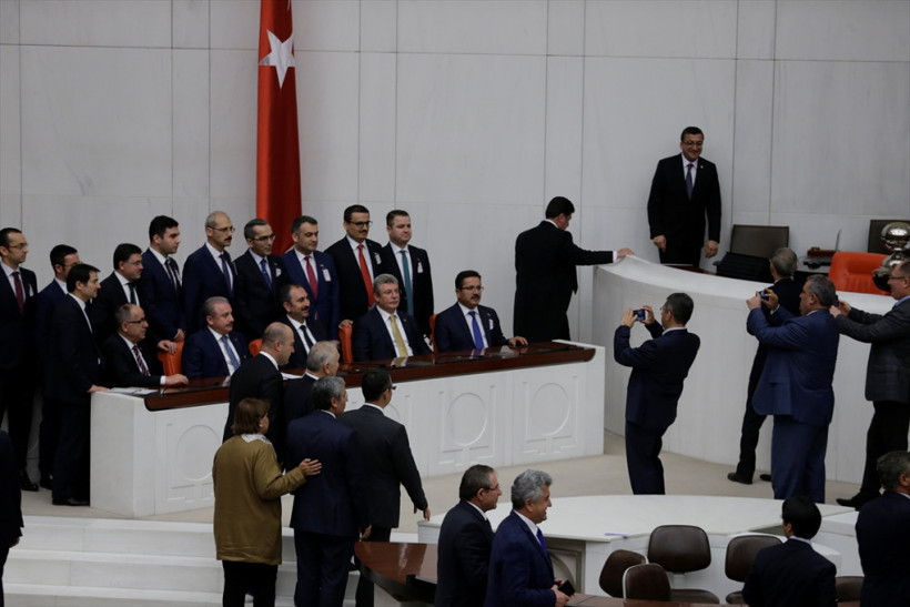 TBMM'de renkli anlar! CHP'li vekil çekti AK Partililer poz verdi - Resim: 4