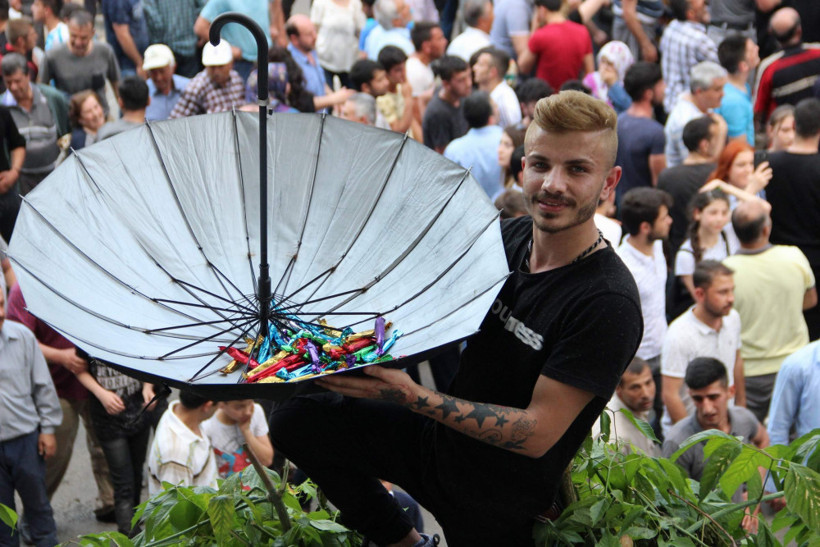 6 ton dağıtıldı: Yakalamak için akın ettiler! - Resim: 1