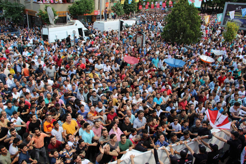 6 ton dağıtıldı: Yakalamak için akın ettiler! - Resim: 3