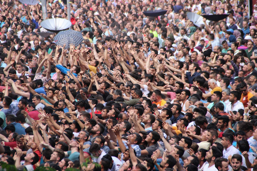 6 ton dağıtıldı: Yakalamak için akın ettiler! - Resim: 4