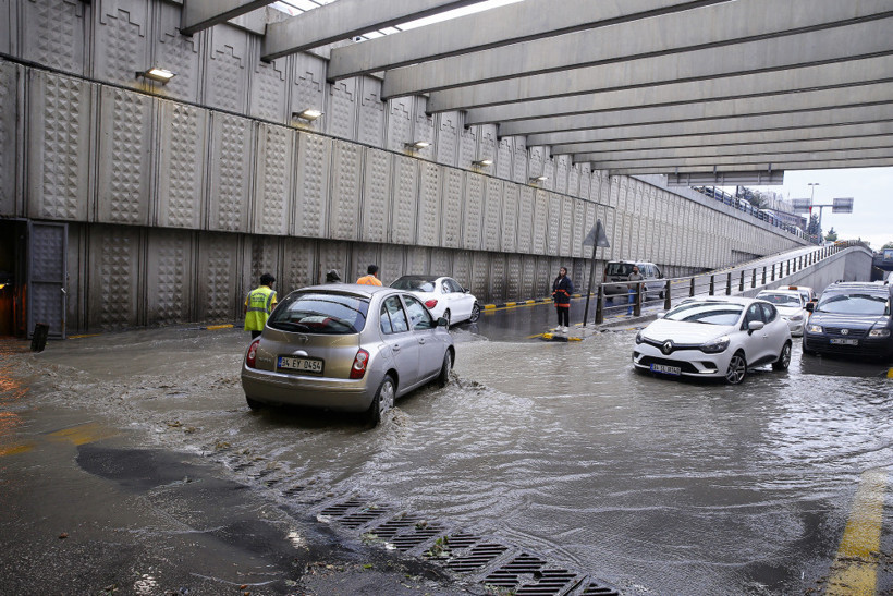 Alt geçitte mahsur kalanlar omuzlarda taşındı - Resim: 2