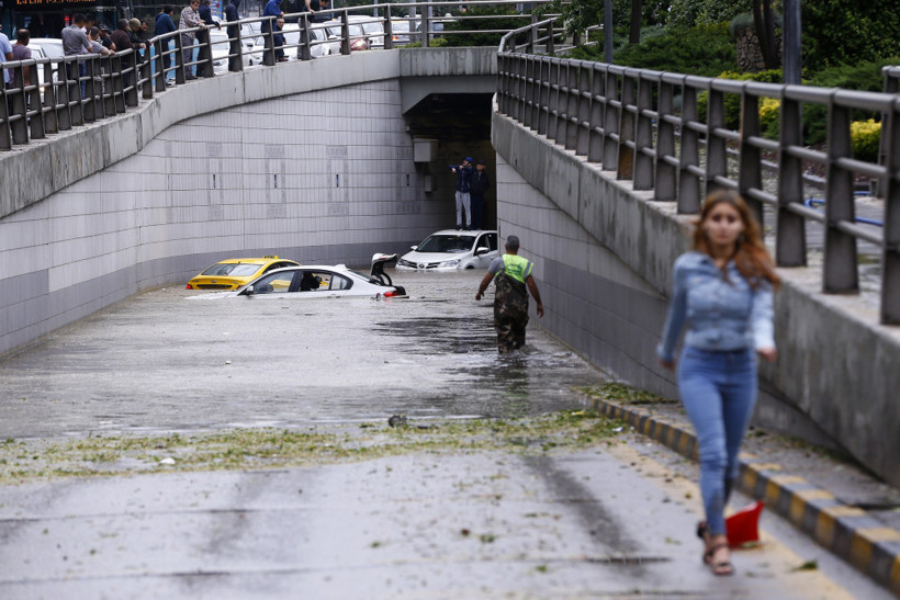 Alt geçitte mahsur kalanlar omuzlarda taşındı - Resim: 3