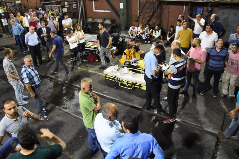 Göçük altında kalan 2 işçi kurtarılmayı bekliyor - Resim: 1