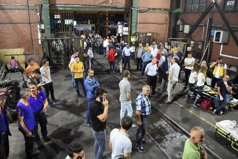 Göçük altında kalan 2 işçi kurtarılmayı bekliyor - Resim: 2