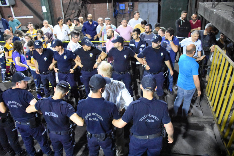 Göçük altında kalan 2 işçi kurtarılmayı bekliyor - Resim: 4