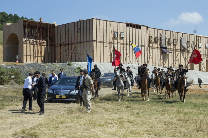 Venezuela Devlet Başkanı Maduro Diriliş setinde - Resim: 1
