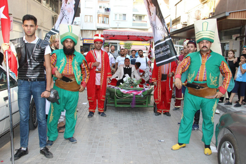 Denizi olmayan Manisa’da gelini kayıkla aldı - Resim: 2