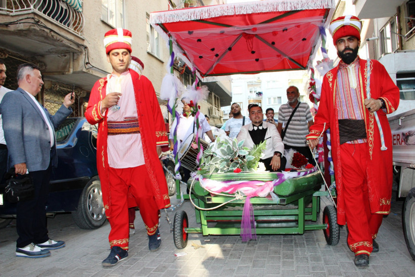 Denizi olmayan Manisa’da gelini kayıkla aldı - Resim: 3