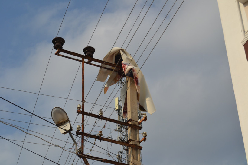 Elektrik tellerine takılan halı ilginç görüntüler oluşturdu - Resim: 1