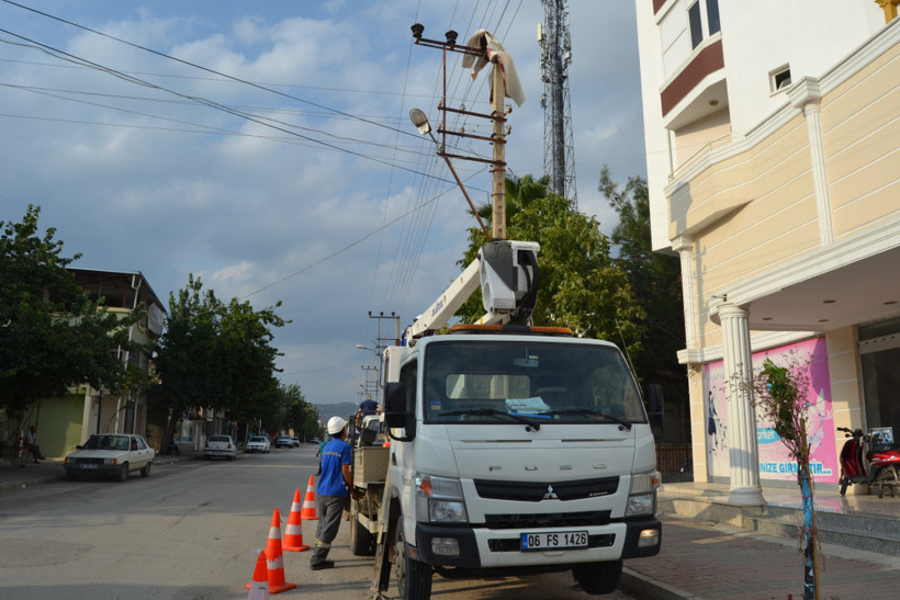 Elektrik tellerine takılan halı ilginç görüntüler oluşturdu - Resim: 2