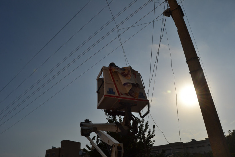 Elektrik tellerine takılan halı ilginç görüntüler oluşturdu - Resim: 4