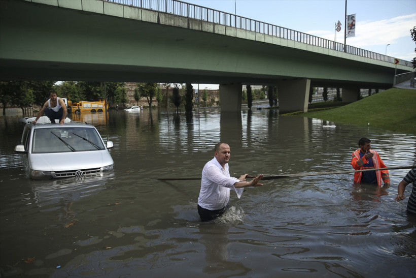 Yağmur İstanbul'u felç etti! Metro durdu araçlar sular altında kaldı - Resim: 3