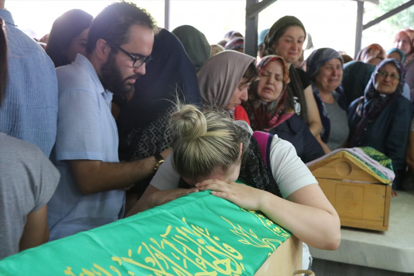 İki kız kardeş çocukları ile birlikte toprağa verildi - Resim: 1