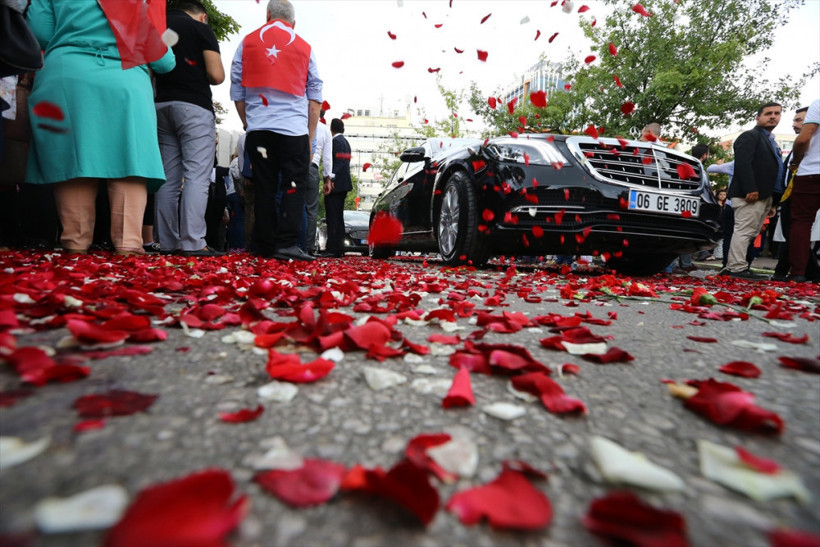  Cumhurbaşkanı Recep Tayyip Erdoğan'ın yollarına güller döküldü - Resim: 1