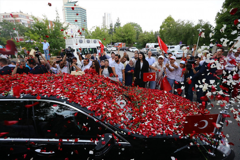  Cumhurbaşkanı Recep Tayyip Erdoğan'ın yollarına güller döküldü - Resim: 2