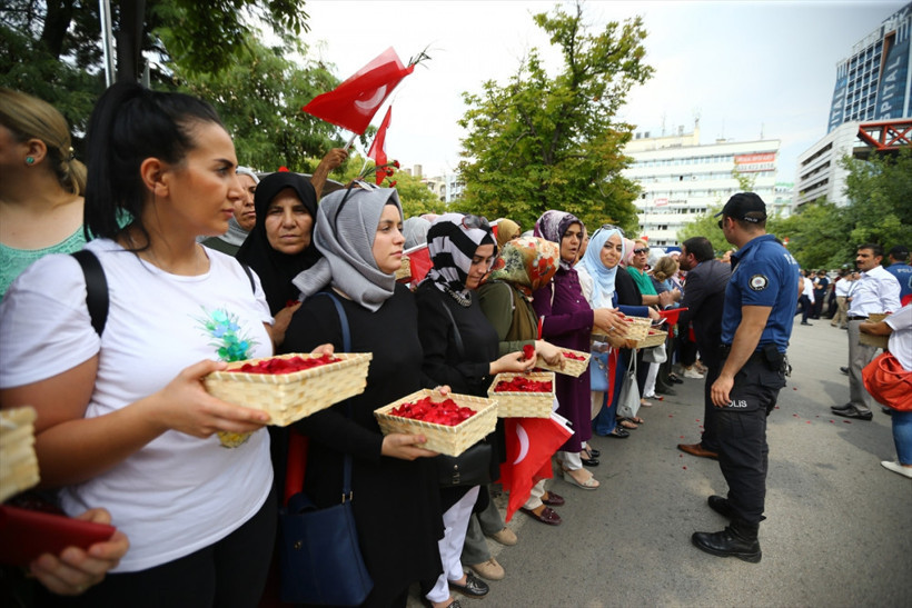  Cumhurbaşkanı Recep Tayyip Erdoğan'ın yollarına güller döküldü - Resim: 4