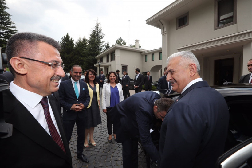 Binali Yıldırım'ın makam aracının plakası böyle söküldü! - Resim: 1