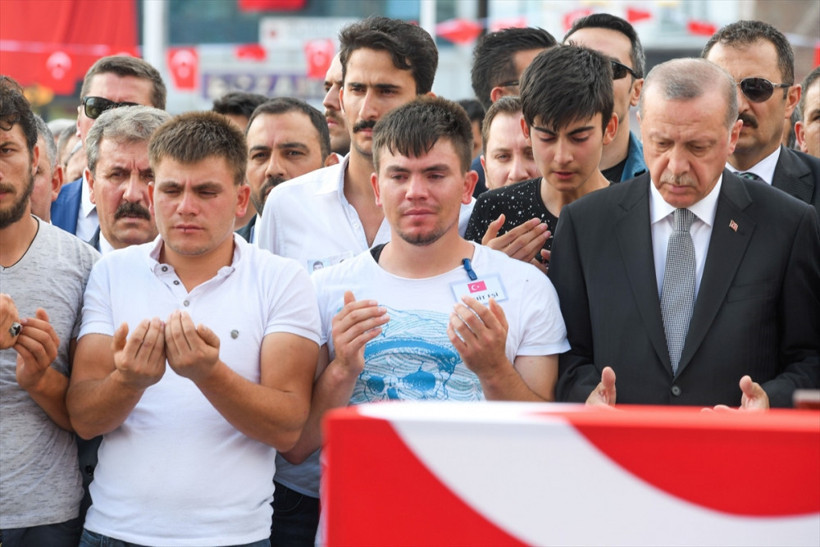 Şehit Nurcan Karakaya ve 11 aylık bebeği toprağa verildi - Resim: 1