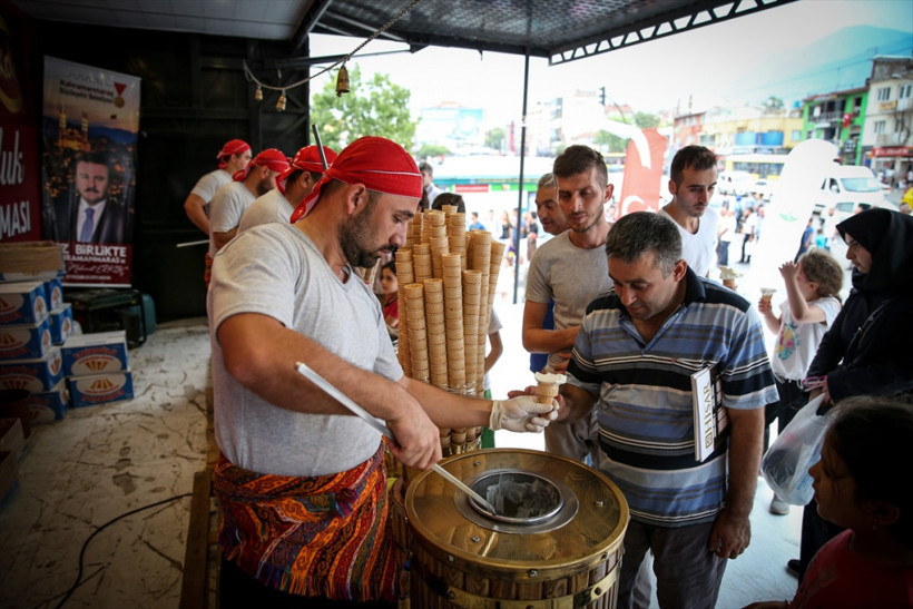 Bir ton dondurmayı ücretsiz dağıttılar - Resim: 4