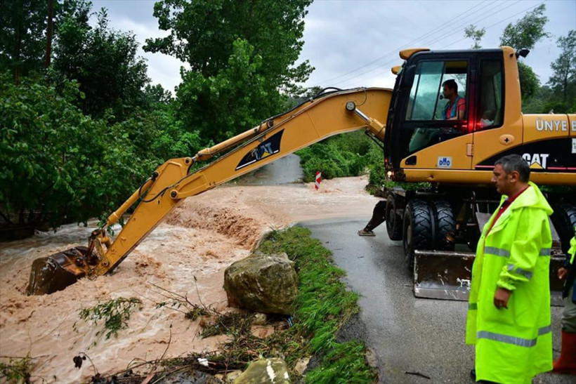 Ordu'da sel afete dönüştü 8 köprü yıkıldı - Resim: 1