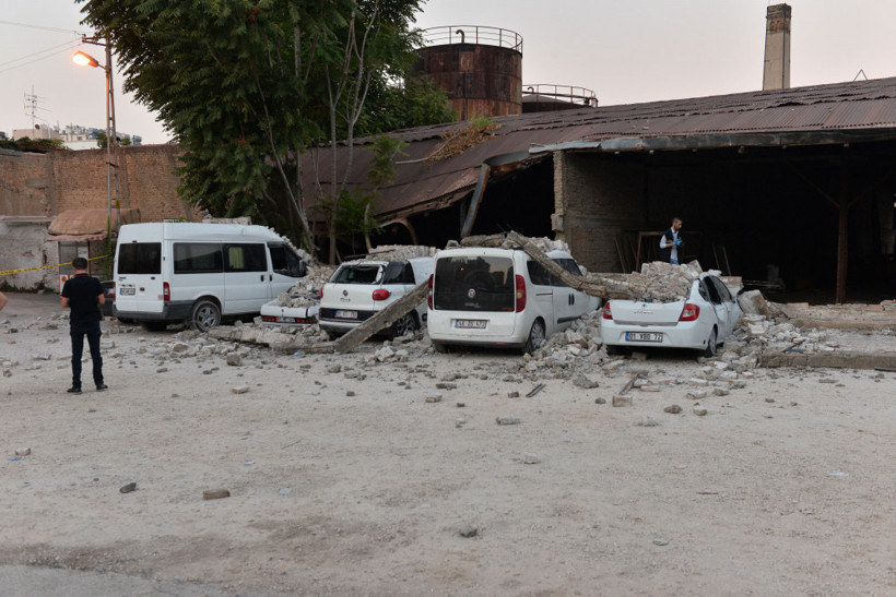 Çöken fabrika duvarı 8 otomobili hurdaya çevirdi! - Resim: 2