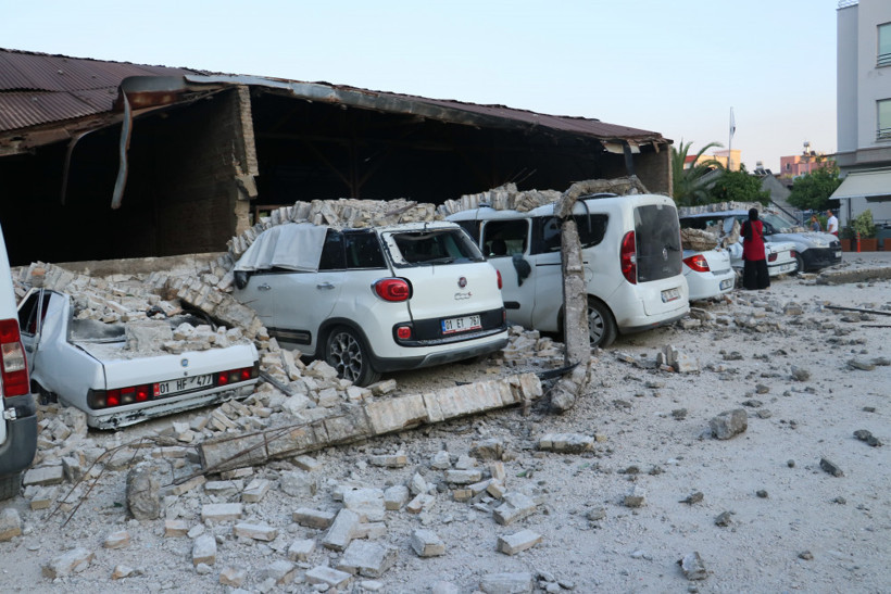 Çöken fabrika duvarı 8 otomobili hurdaya çevirdi! - Resim: 3