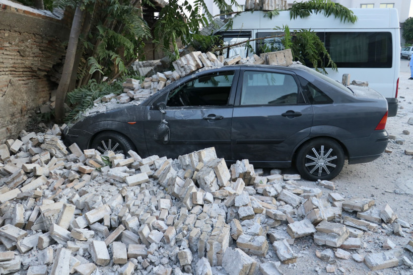 Çöken fabrika duvarı 8 otomobili hurdaya çevirdi! - Resim: 4