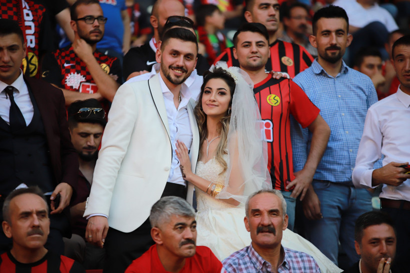 Gelinlik ve damatlıkla maç izlemeye geldiler - Resim: 1
