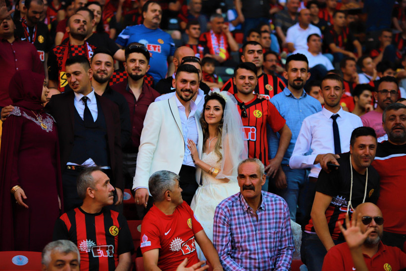 Gelinlik ve damatlıkla maç izlemeye geldiler - Resim: 2
