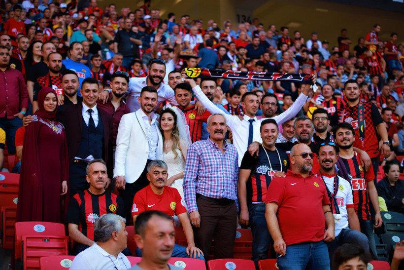 Gelinlik ve damatlıkla maç izlemeye geldiler - Resim: 3