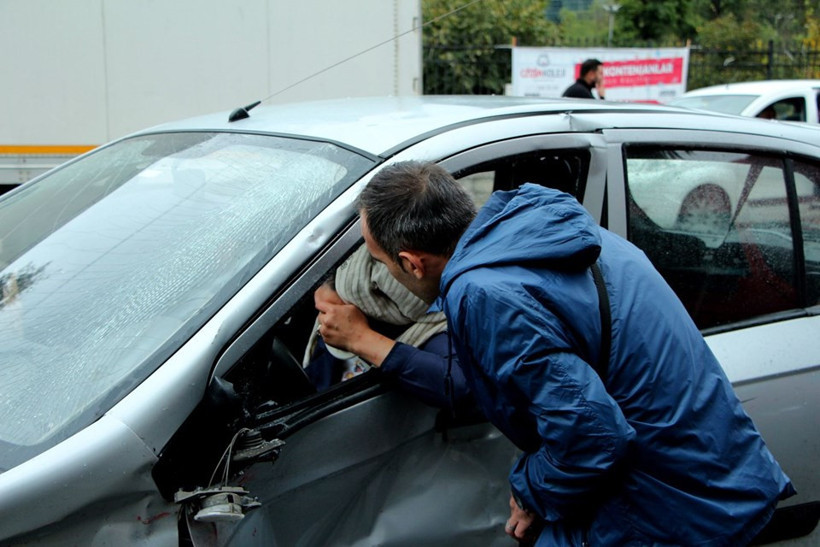 Kazada yardıma gittiği eşi çıktı - Resim: 1