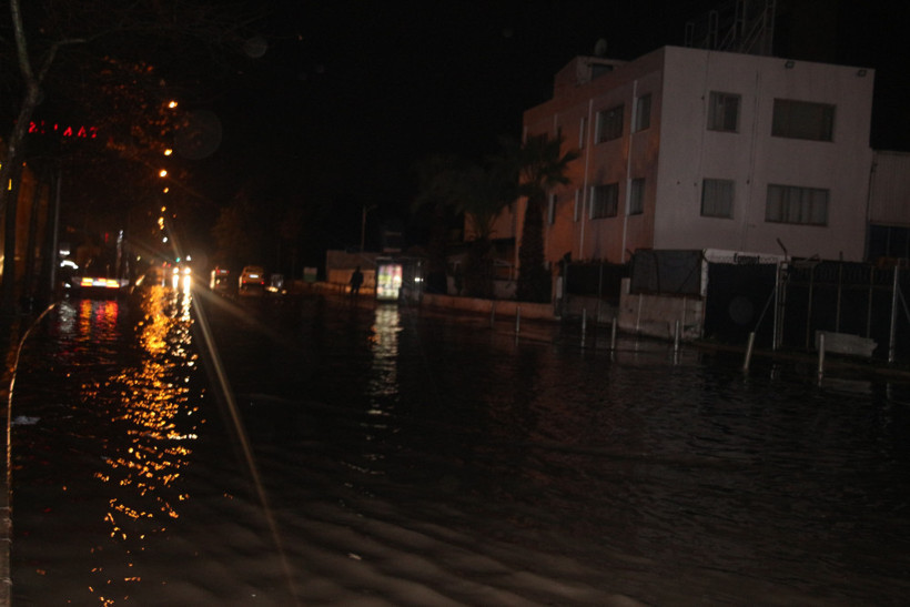 İzmir’de sağanak yağış hayatı olumsuz etkiledi - Resim: 2