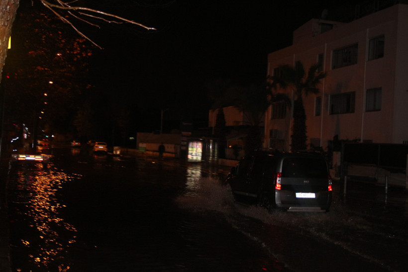 İzmir’de sağanak yağış hayatı olumsuz etkiledi - Resim: 4