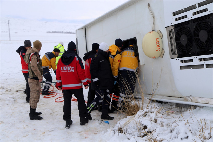 Sivas'ta devrilen yolcu otobüsünde can pazarı yaşandı! - Resim: 3
