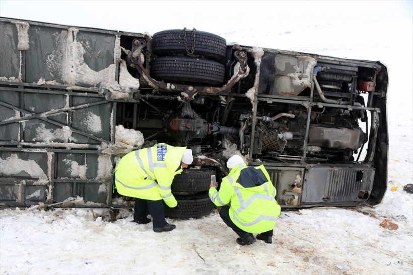 Sivas'ta devrilen yolcu otobüsünde can pazarı yaşandı! - Resim: 4