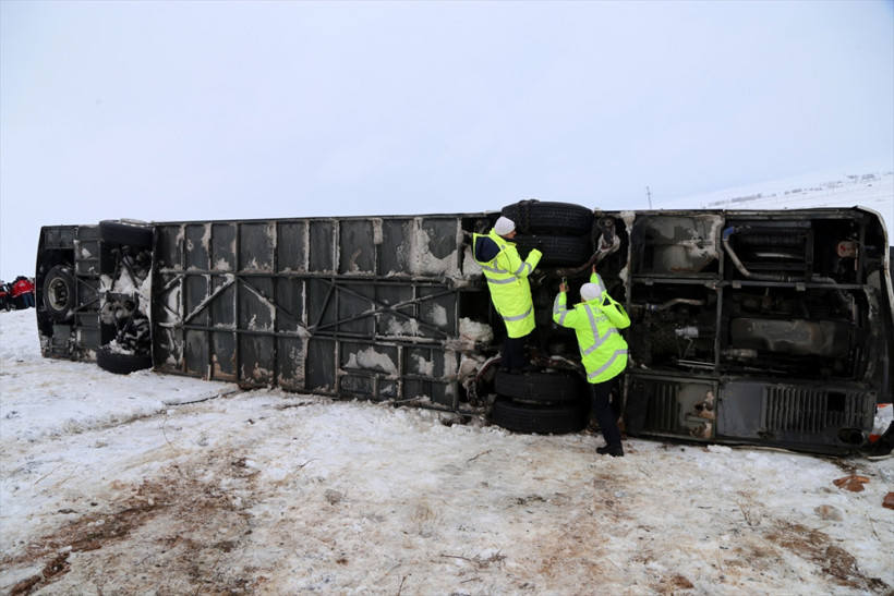 Sivas'ta devrilen yolcu otobüsünde can pazarı yaşandı! - Resim: 1