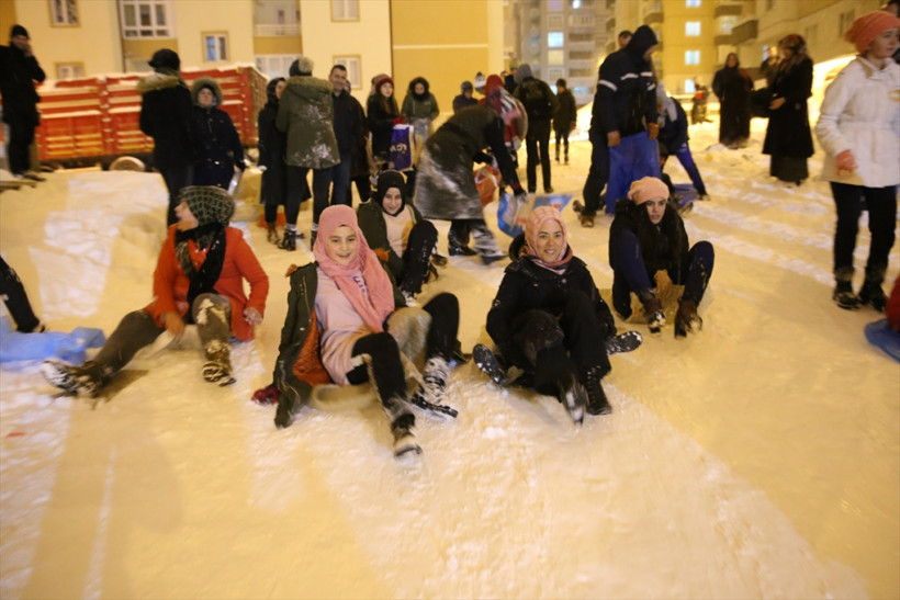 Mahalleli yokuşu kayak pistine çevirdi - Resim: 3