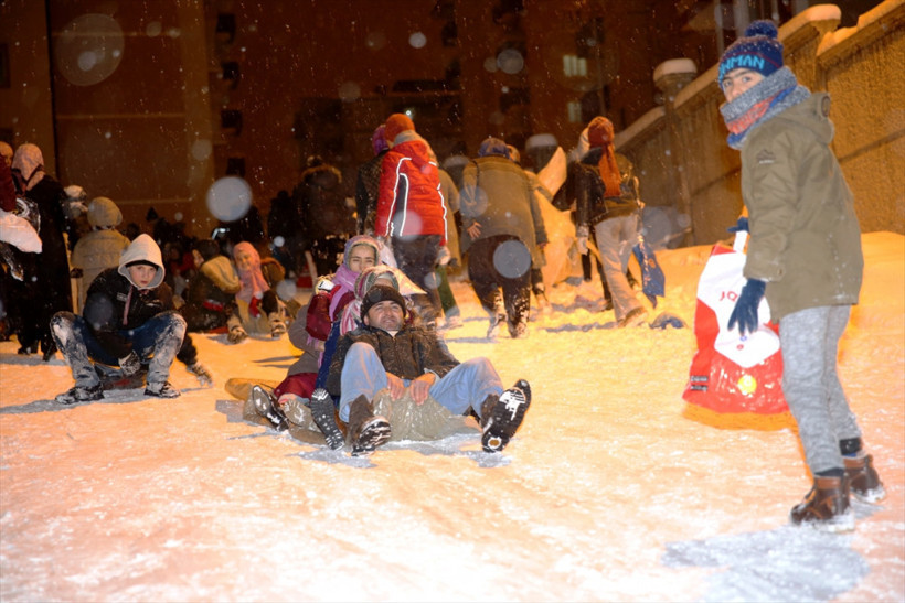 Mahalleli yokuşu kayak pistine çevirdi - Resim: 4