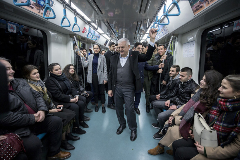 Binali Yıldırım Marmaray'la yolculuk etti vatandaşla dertleşti - Resim: 1
