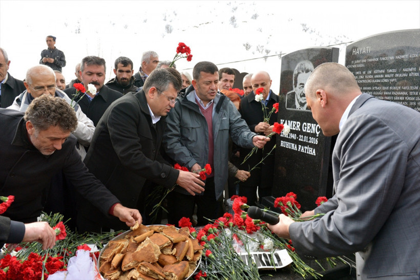 CHP'li vekiller Kamer Genç'in mezarında selfie yaptı! - Resim: 1