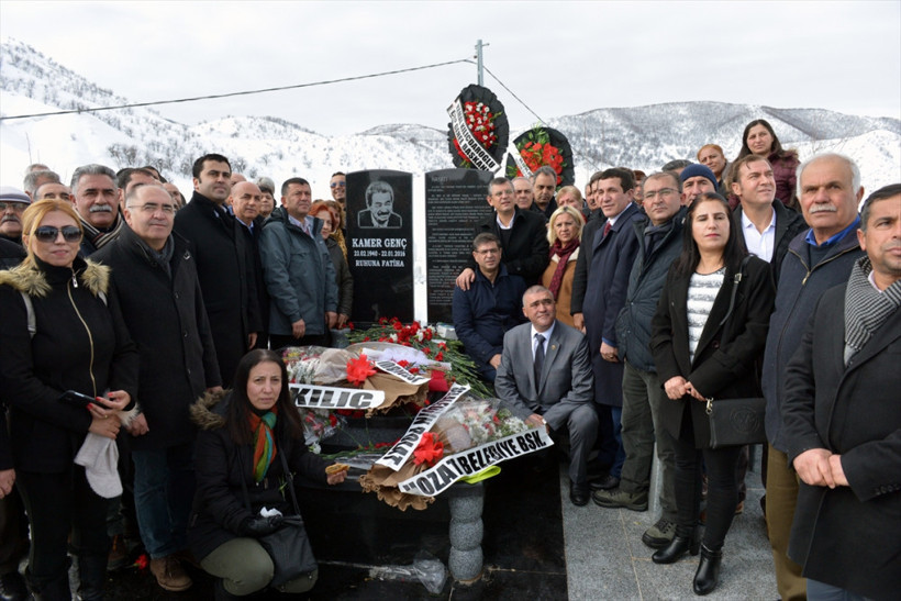CHP'li vekiller Kamer Genç'in mezarında selfie yaptı! - Resim: 2