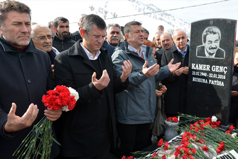 CHP'li vekiller Kamer Genç'in mezarında selfie yaptı! - Resim: 3
