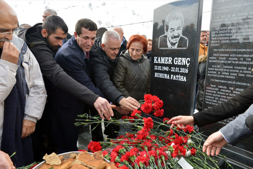 CHP'li vekiller Kamer Genç'in mezarında selfie yaptı! - Resim: 4
