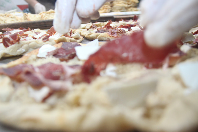 Sabah namazından sonra sıraya giriyorlar! Yağ somununa büyük ilgi - Resim: 2