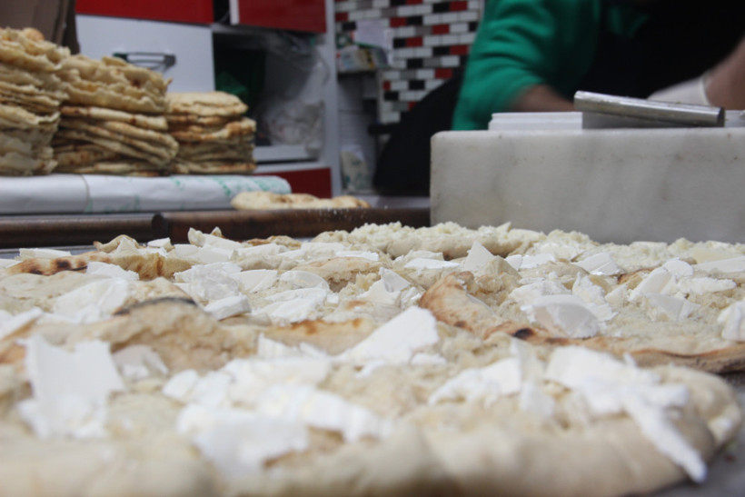 Sabah namazından sonra sıraya giriyorlar! Yağ somununa büyük ilgi - Resim: 4