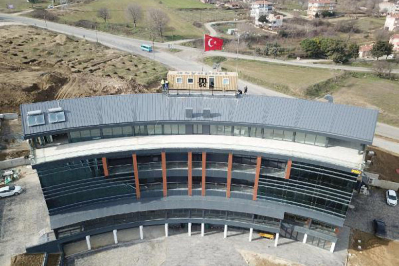 5 katlı binada görülmemiş olay yönetim ofisini çatıya koydu - Resim: 4